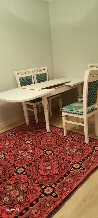 Продам стол с 4 стульями