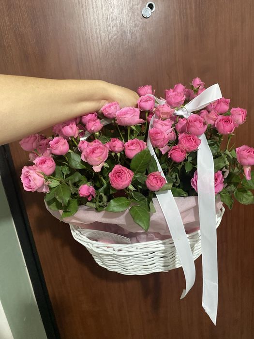 Кустовые розы в корзине