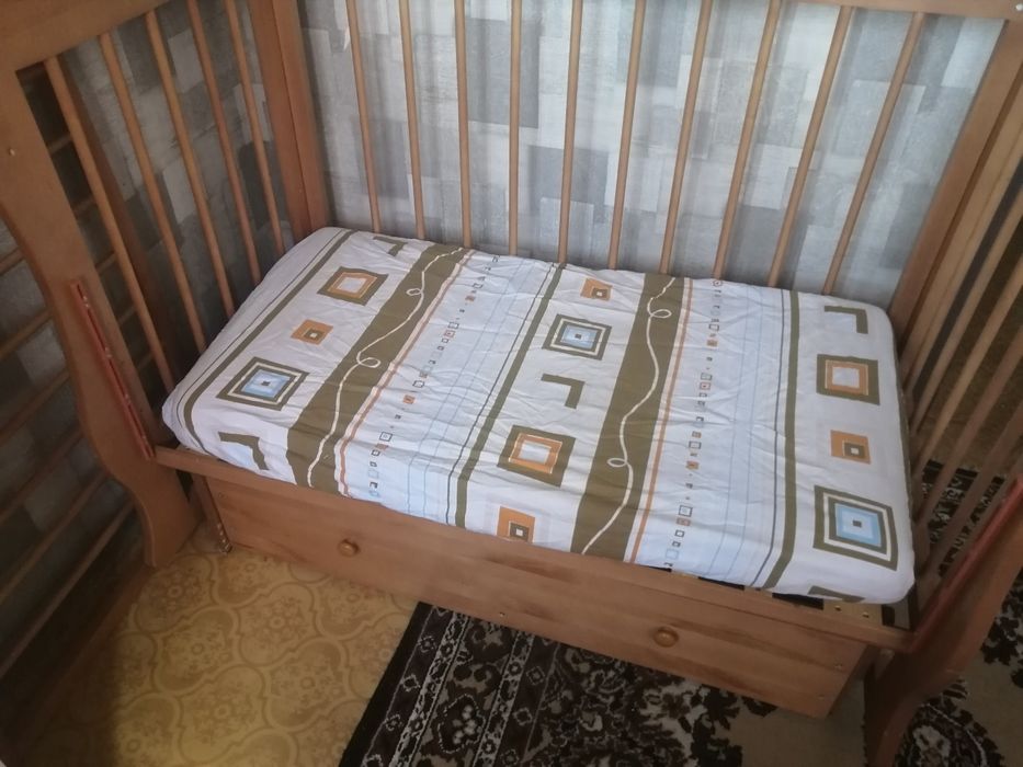 Детская кроватка с маятником