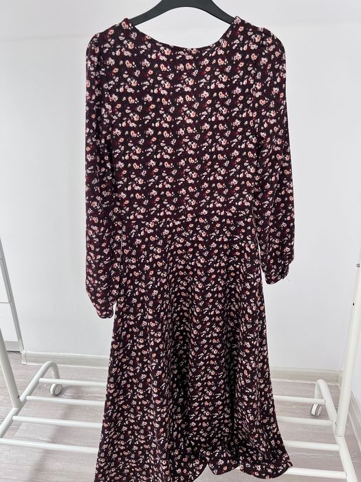 Rochia lunga cu flori de la Reserved