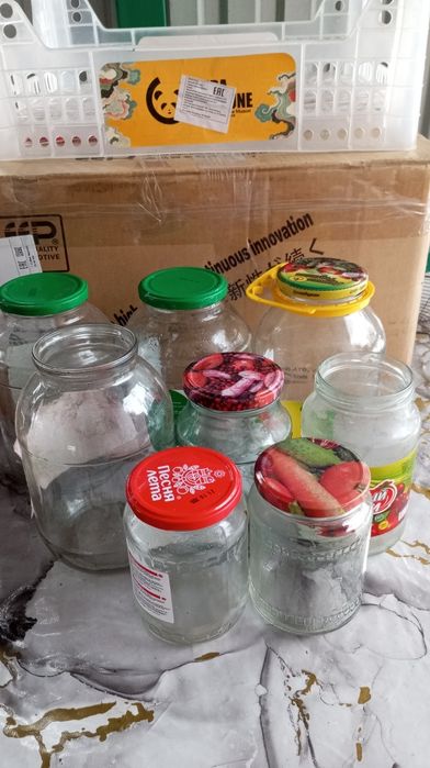 Банки  разные и бутылки.