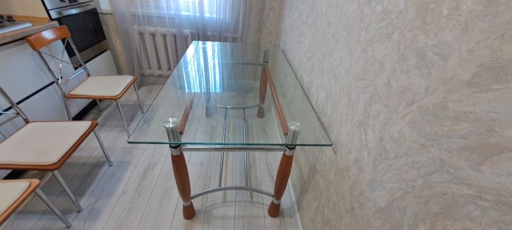 Стол кухонный.