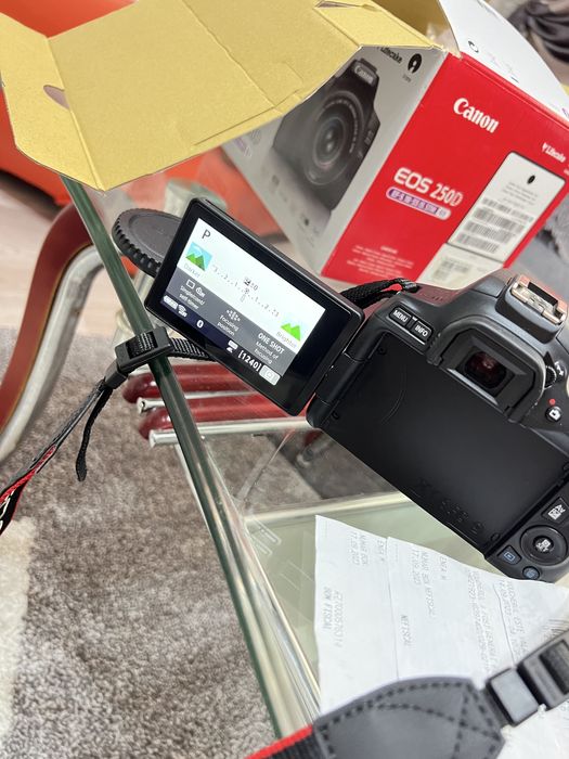 Canon 250d cu obiectiv 18-55mm,ca nou