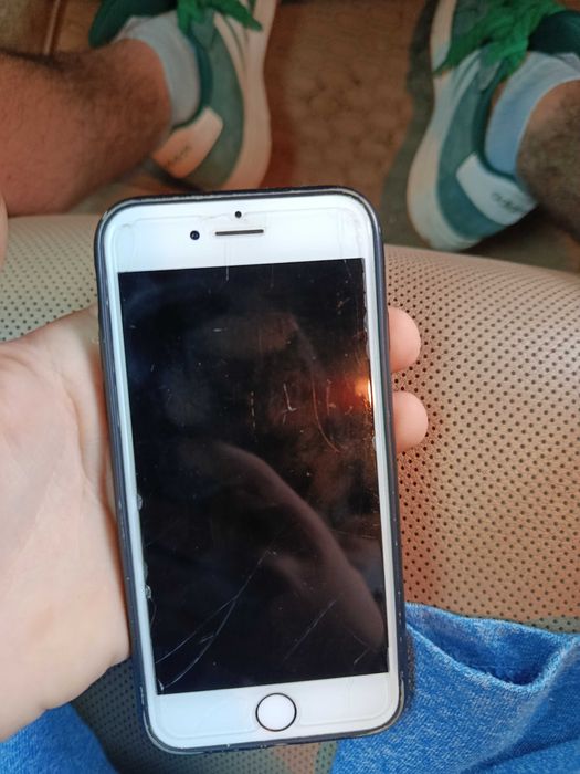 Vând iPhone 8  .