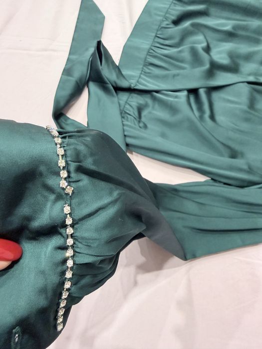 Риза- тъмно зелен цвят