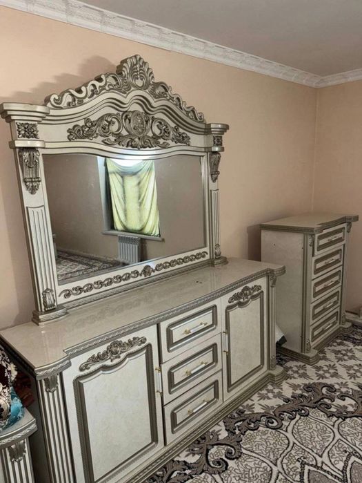 Mebel sotiladi gilami bilan