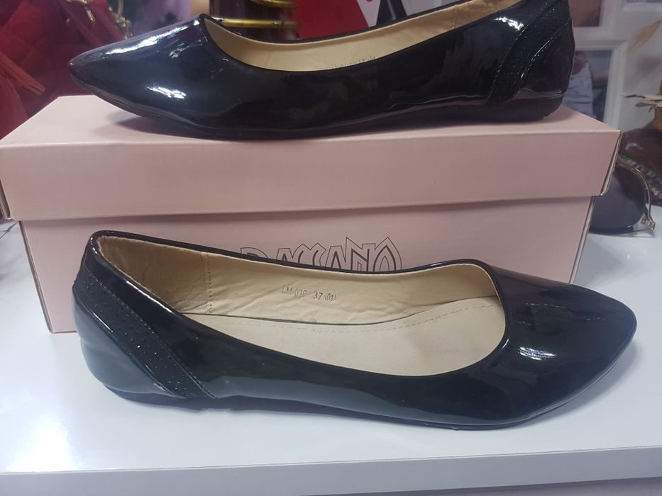 Balerini negri lac Mei Mei