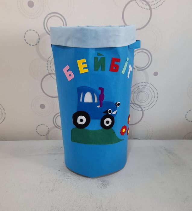 Корзина для игрушек и кудалык. Игрушки мягкие.