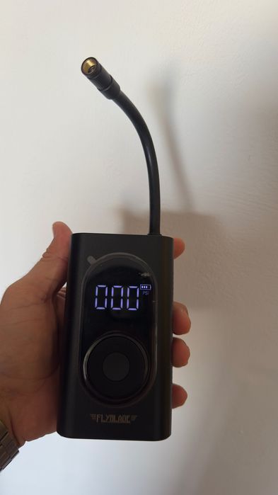 compresor FLYBLADE auto bicicleta etc pret 150 lei