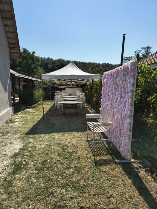 Inchiriez decor evenimente, panou floral, masa + oglinda mireasa , bancuta, photo corner.