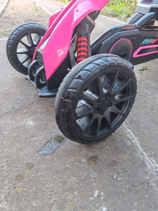 Vând kart cu pedale