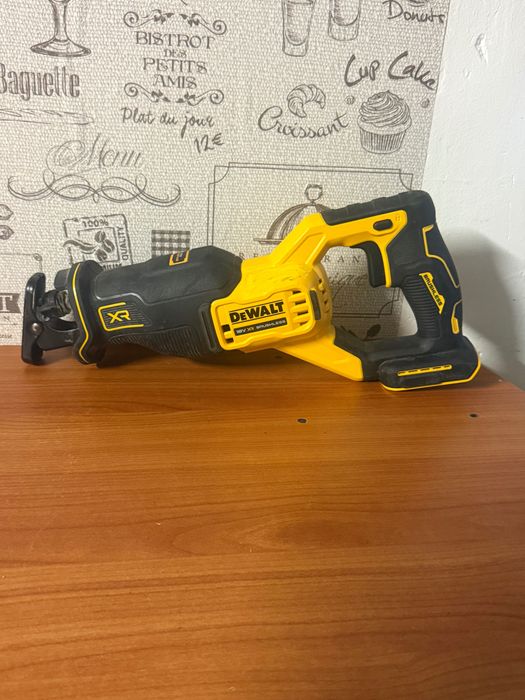 Fierăstrău Sabie Dewalt DCS382