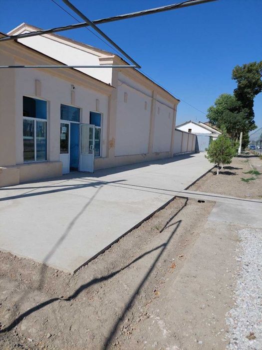 Eski shaxar Karmana  markazidan  bino sotiladi xoxlagan biznes joy