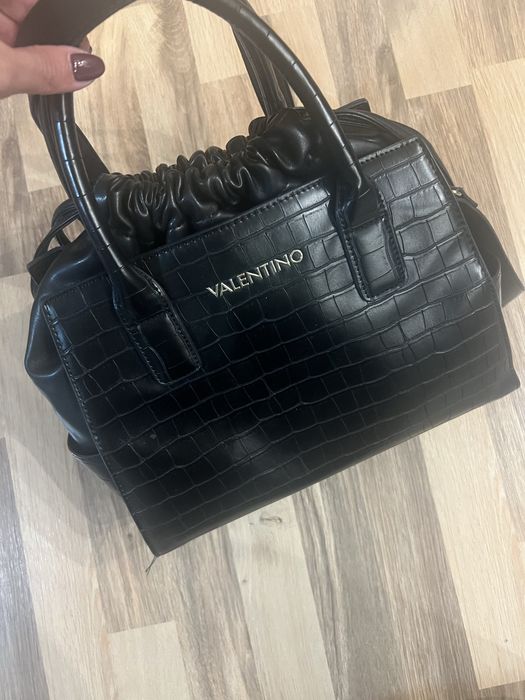 Чанта на марката Valentino