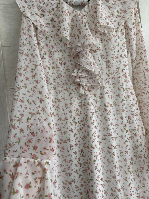 Продаю очень красивое и женственное платье