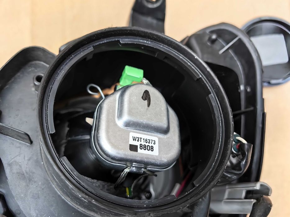 Десен фар за Mitsubishi Outlander 2 Xenon Facelift