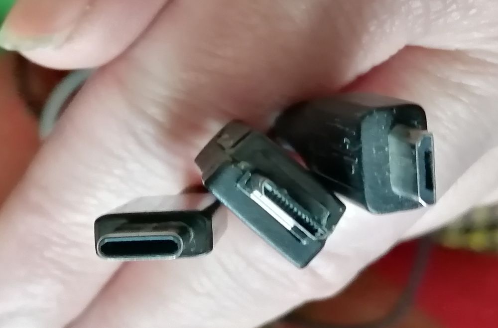 USB кабели по 2 лева бройката