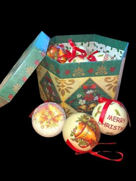 Елочные игрушки и гирлянды в Астане