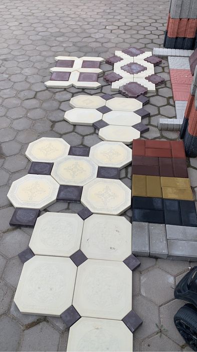 Рванные кирпичи, Брусчатка