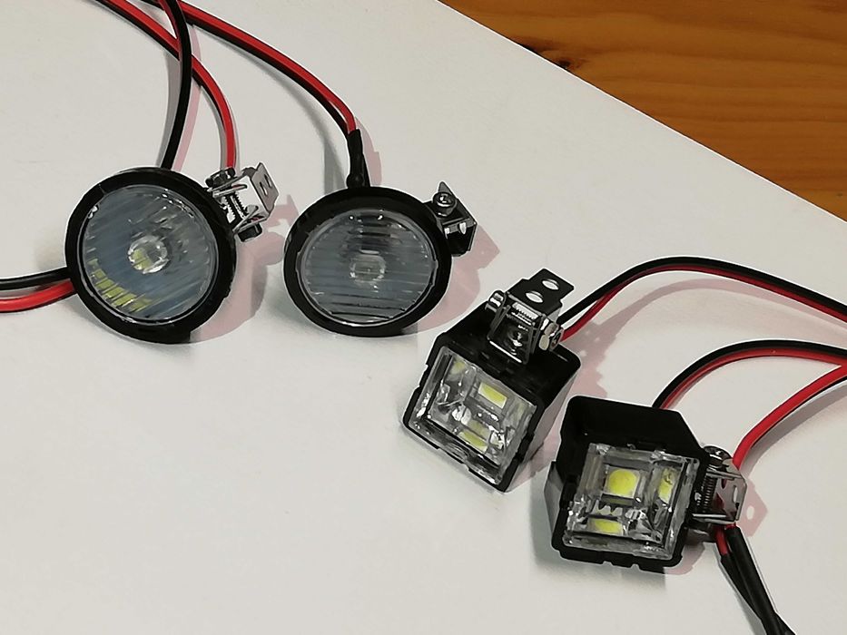 Automodel faruri rotunde D= 2,4cm, patrate L=2cm talpa metal reglabila