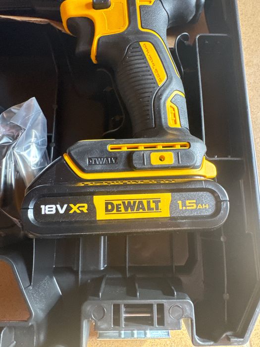NOU, Mașină de găurit cu 2 acumulatori Dewalt DCD777S2T