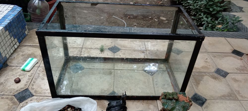 Akavarium sotiladi 50 litrli temir ramkali