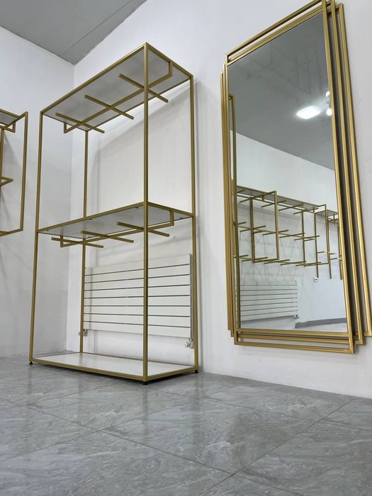 Kiyim do'koni uchun stelajlar sotiladi.