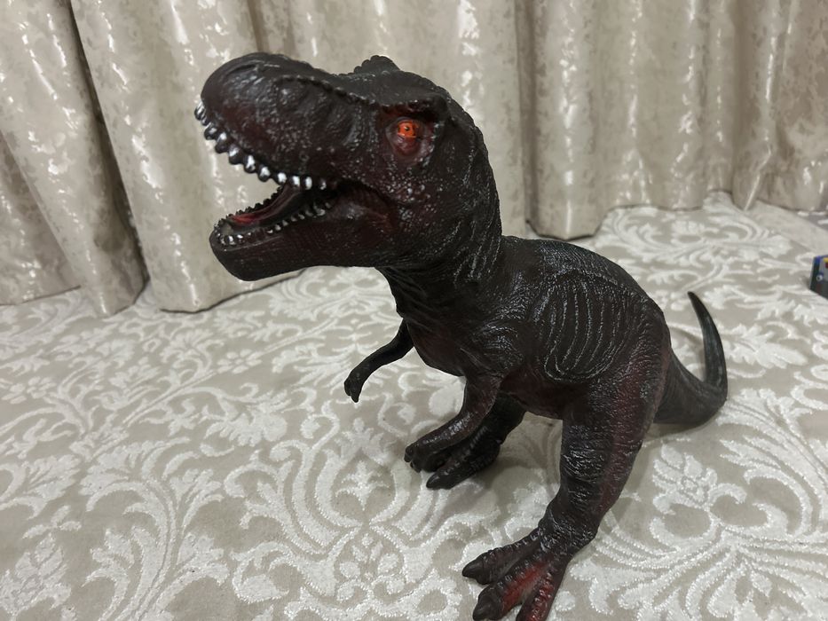 Продаю огромного динозавра
