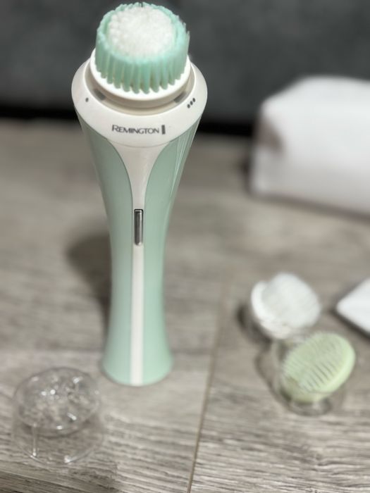 Perie faciala pentru curatarea tenului Remington