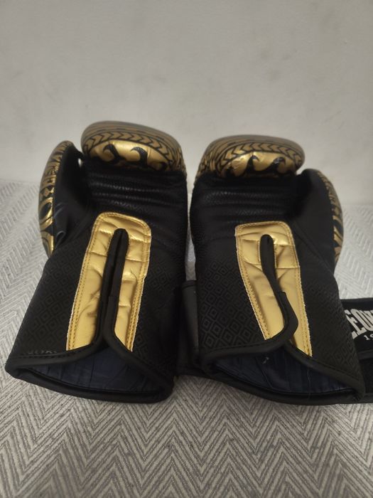 Боксови ръкавици Leone