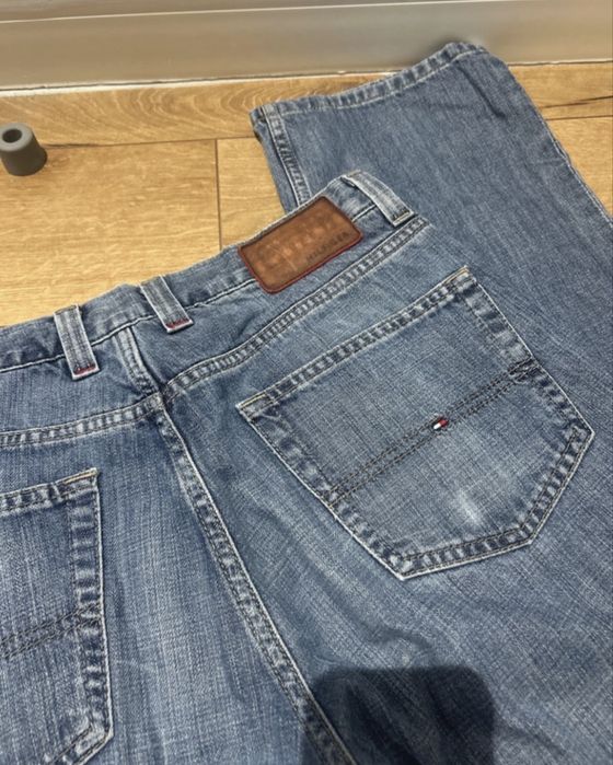 Blugi TOMMY HILFIGER, barbati, marimea 32/32, in stare foarte buna