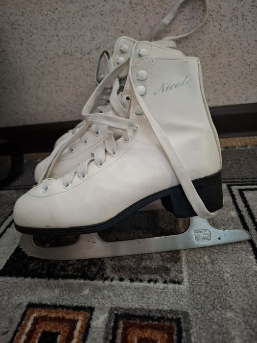 Коньки для девочки белые