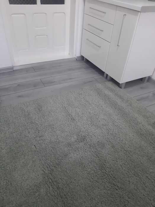 Vând covor gri 140×200