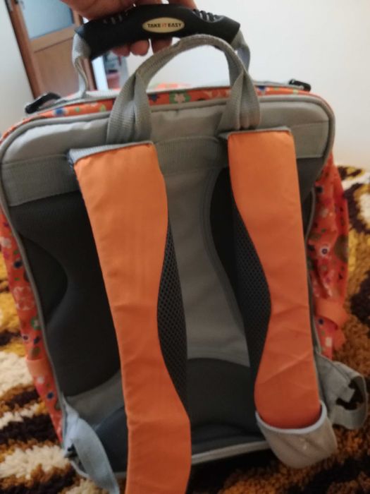 Ученическа раница с много прегради