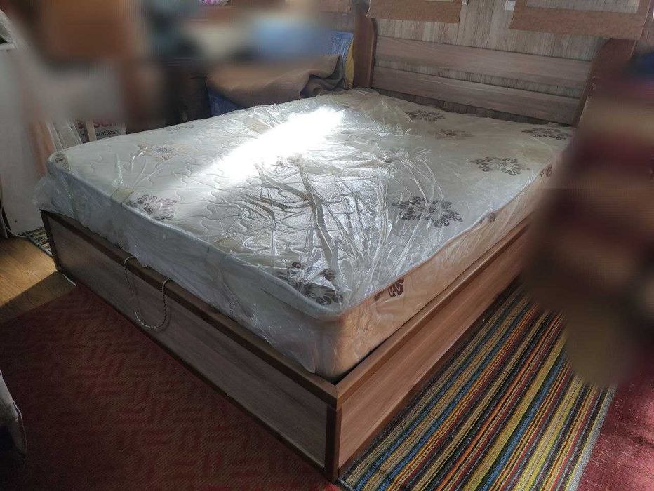 Двуспальная кровать+ матрас