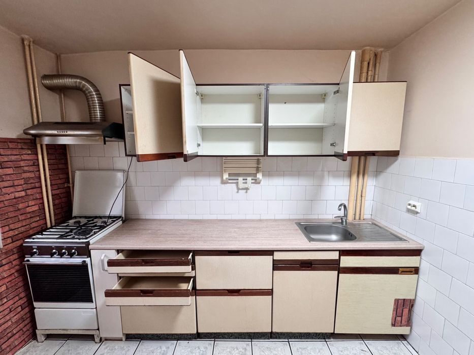 Vând mobilă de bucătărie în stare bună, practică și spațioasă. Lungime totală: 310 cm,  Lungime mobilă: 250 cm , aragaz + hotă (60 cm)