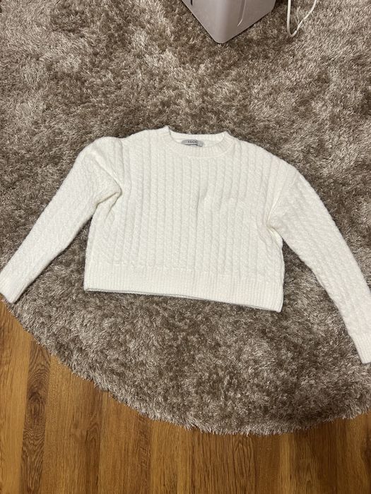 Бял пуловер непрозиращ