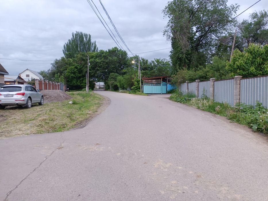 Центрде Угловой участок сатылады!