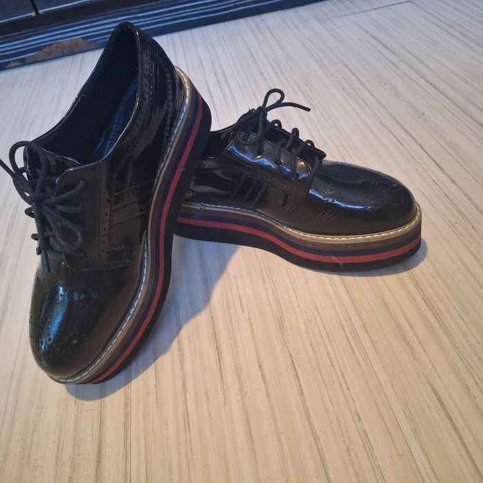 Лачени обувки на платформа,използвани много малко, шити ,40номер