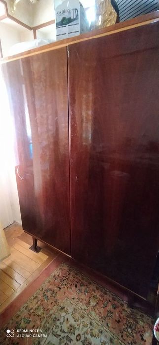 Kiyimlar uchun shkaf