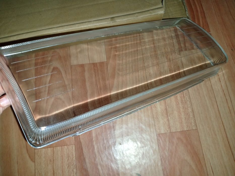 Стекло фара правое BMW E36.