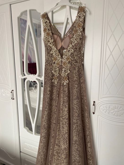 Бежова бална рокля със златни детайли