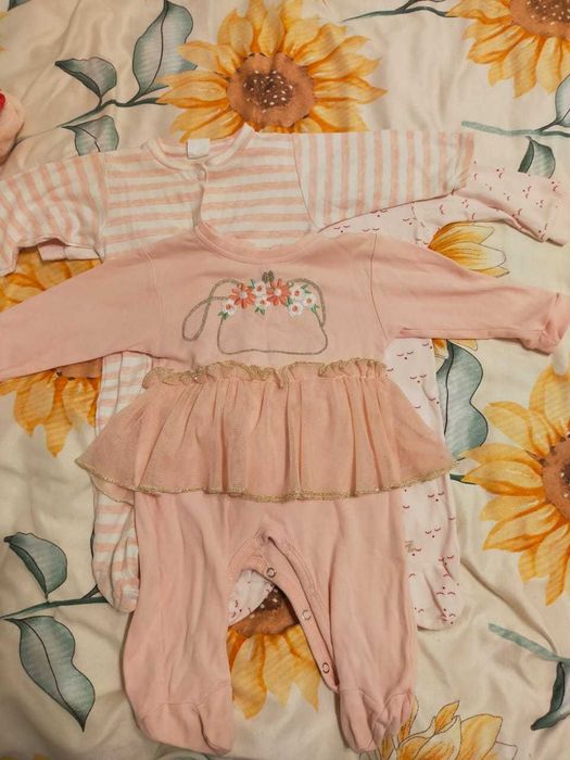 Продам пакет вещей на девочку до года