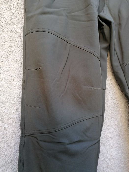 Продавам комфортен зимен зелен мъжки софт шел панталон A. G. P