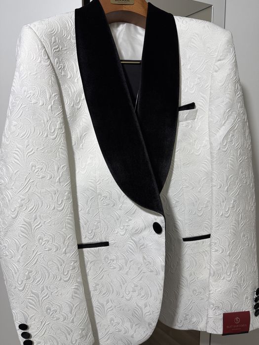 Новый белый смокинг.