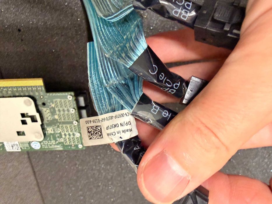 Dell 0GY1TD – U.2 NVMe Enablement Card Low Profile PCIe x16 с кабели за NVMe дискове