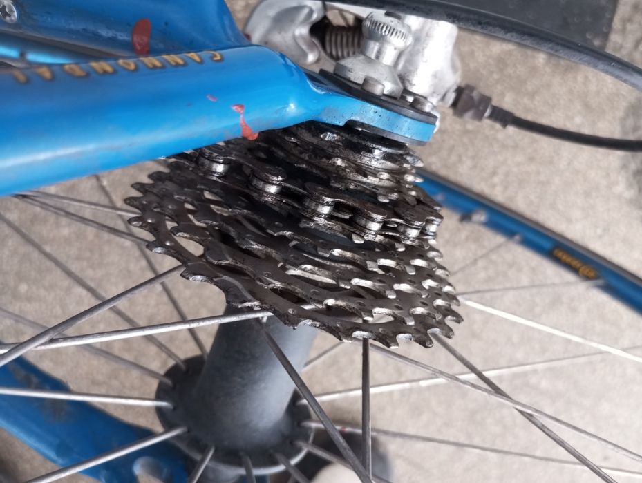 Vând cursiera cannondale