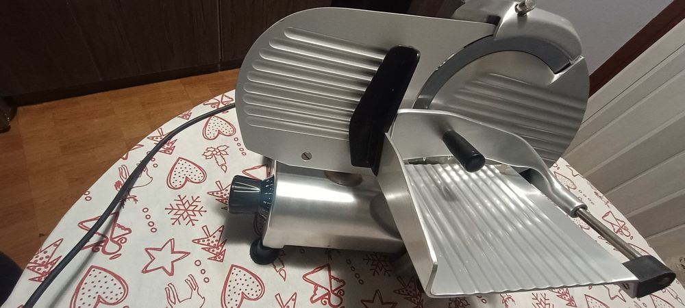 Колбасорезачка,неръждавейка. Използвана.