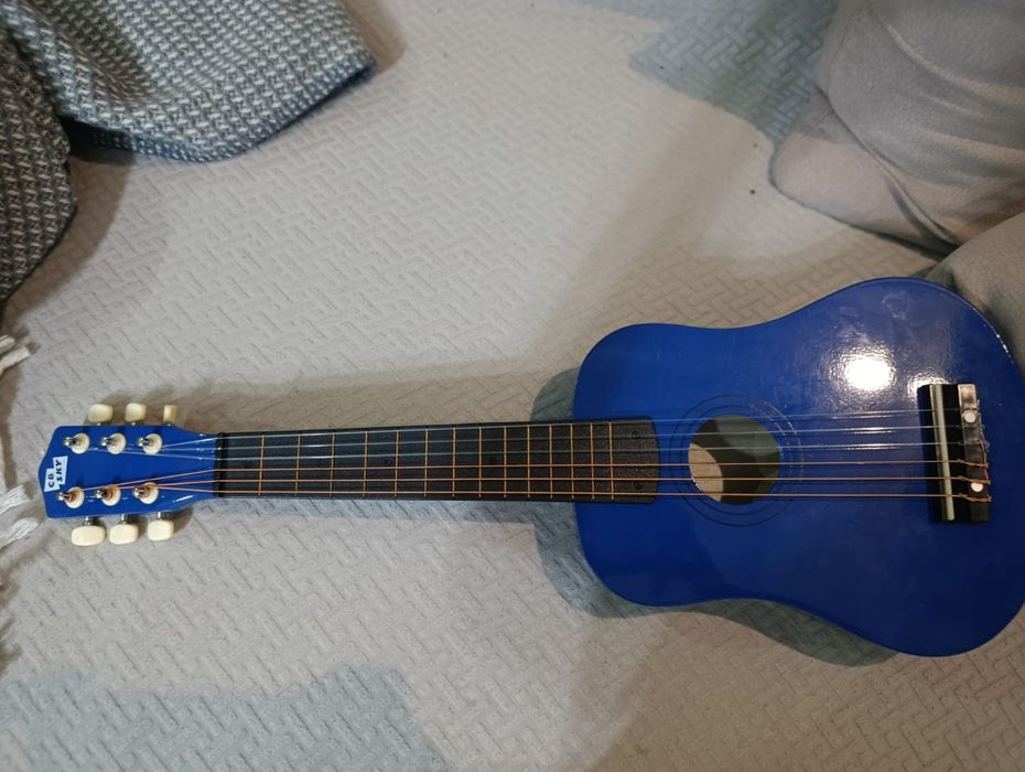 Продам детскую гитару.