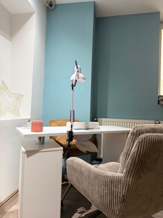 Închiriez post manichiură și post coafor/frizerie